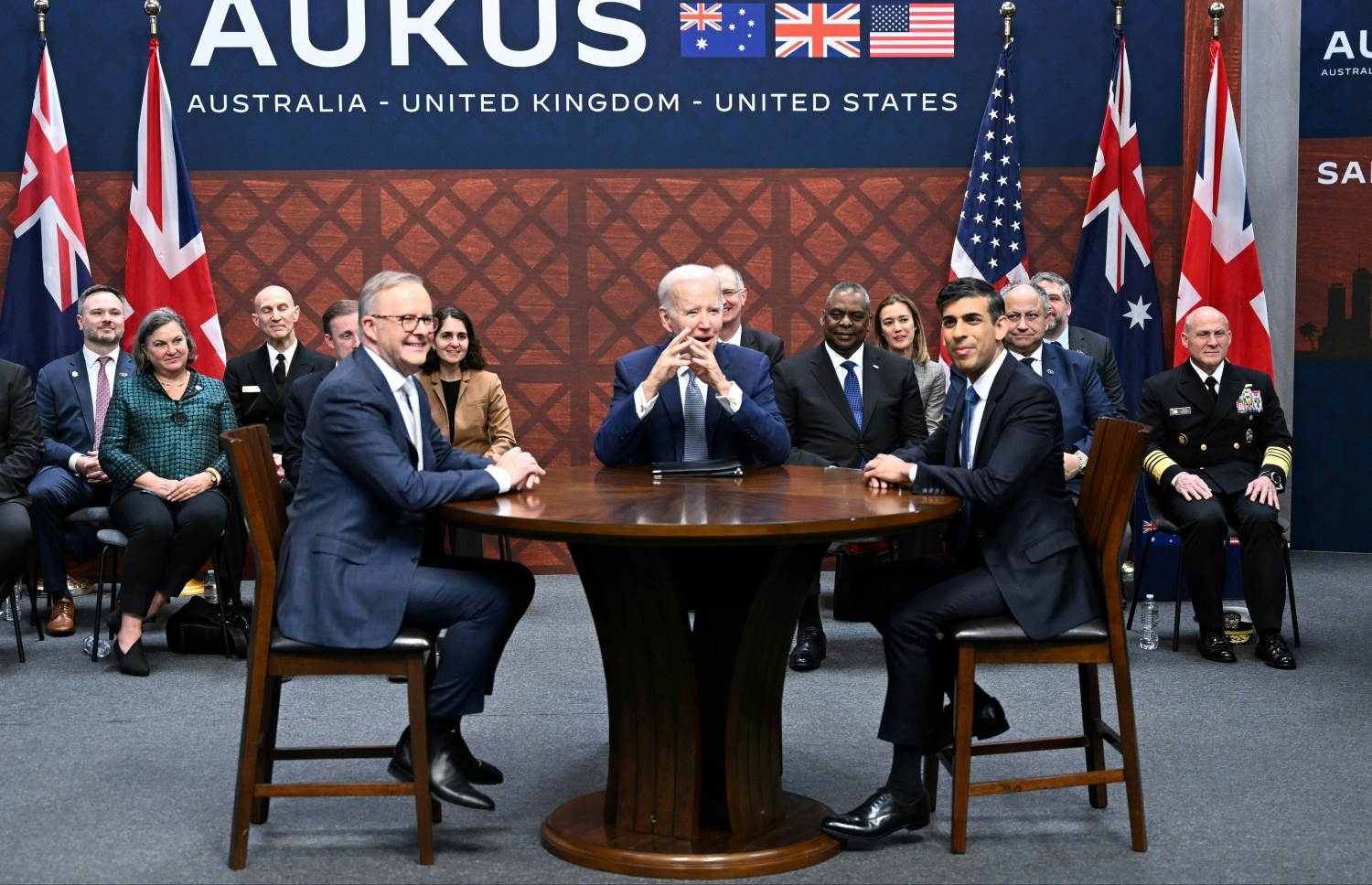 މާޗް 13، 2023؛ އޯކަސް އިއްތިހާދުގައި ހިމެނޭ ތިން ގައުމުގެ ވެރިން ކަމަށްވާ (ކ-ވ) އިނގިރޭސި ބޮޑުވަޒީރު ރިޝީ ސުނަކް އާއި އެމެރިކާގެ ރައީސް ޖޯ ބައިޑެން އަދި އޮސްޓްރޭލިޔާގެ ބޮޑުވަޒީރު އެންތަނީ އަލްބަނޭޒް، ބައްދަލު ކުރައްވަނީ. --އޭއެފްޕީ