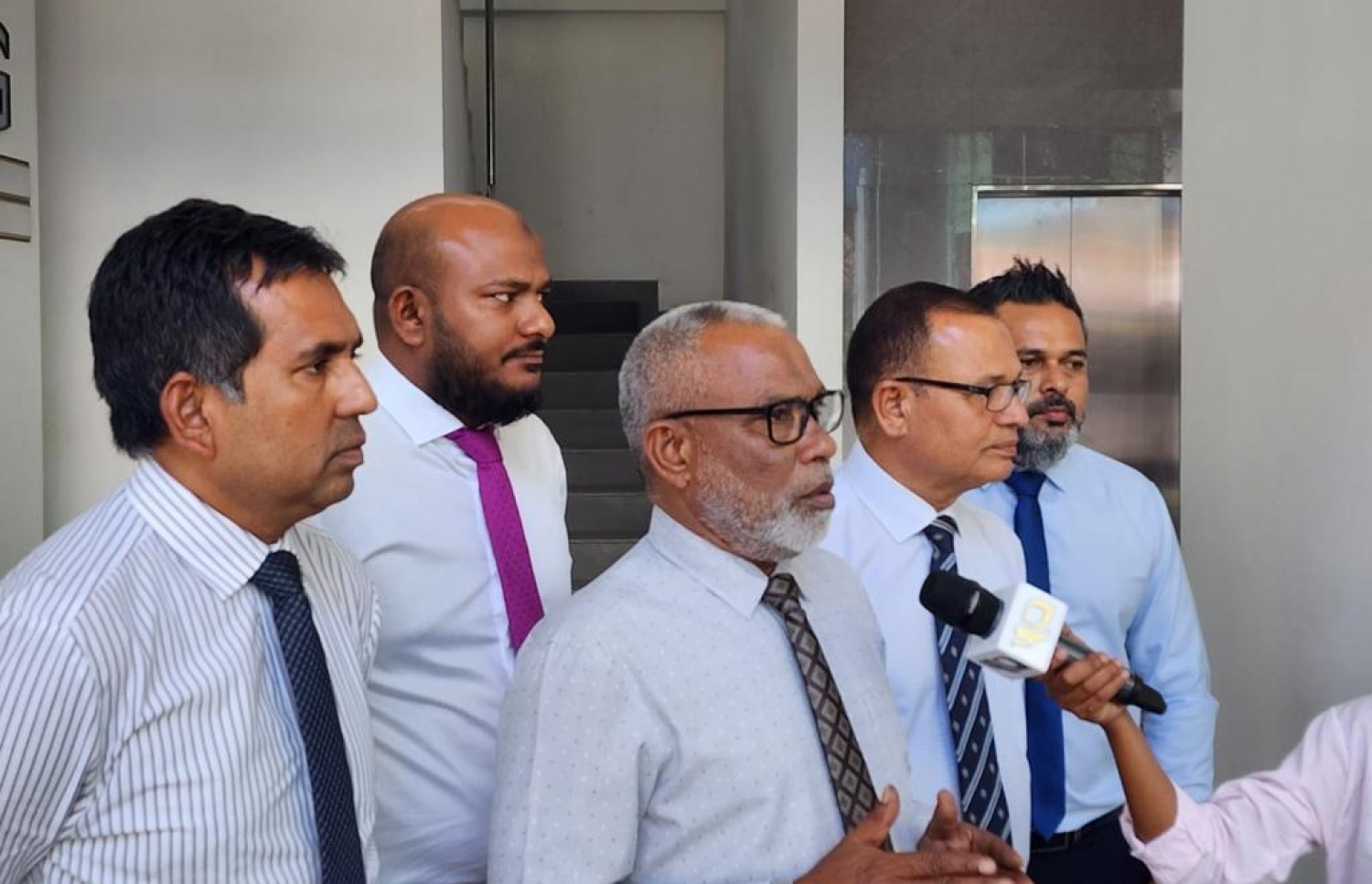 ޕީޕީއެމް/ޕީއެންސީގެ ލީޑަޝިޕްގެ ބައެއް ބޭފުޅުން ނޫސްވެރިންނާ ވާހަކަ ދައްކަވަނީ: ޔާމީނަށް މި އަހަރުގެ ރިޔާސީ އިންތިހާބަށް ކުރިމަތި ނުލެވޭ ހާލަތުގައި ދެވަނަ ޕްލޭނެއް ނެތް ކަމަށް ބުނެ ސެނެޓްގެ ބައެއް މެމްބަރުން ގެންދަވަނީ ކަންބޮޑުވުން ފާޅުކުރައްވަމުން.---ފޮޓޯ: ޕީޕީއެމް