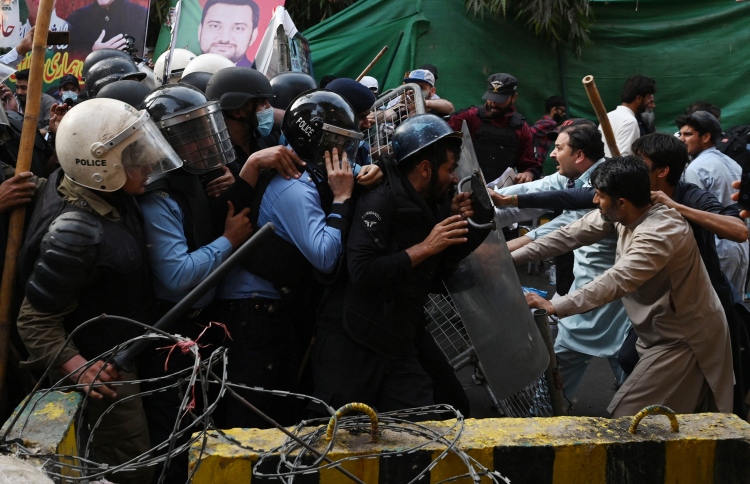 އިމްރާން ޚާން ގެކޮޅު ކައިރީ ބޮޑު ކުރިމަތިލުމެއް