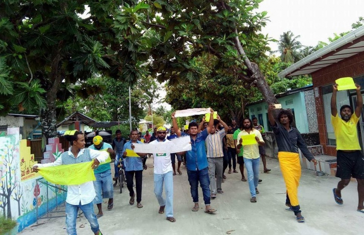 "އަހަރެމެން ތިބީހީ މިއަދު ޑޮލަރު ގުނާލަ ގުނާލަ"