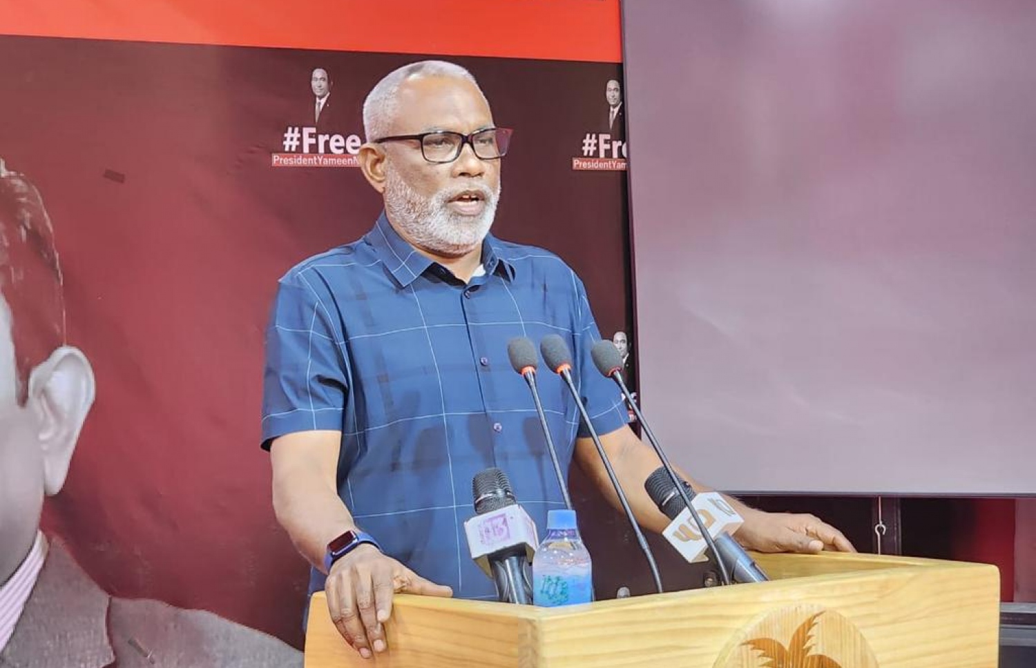 ޕީޕީއެމް އޮފީހުގައި ރޭ ބޭއްވި ޖަލްސާގައި، އެ ޕާޓީ ހިންގުމުގައި އިސްކޮށް ހުންނެވި އަބްދުއްރަހީމް ވާހަކަދައްކަވަނީ.-- ފޮޓޯ: ޕީޕީއެމް