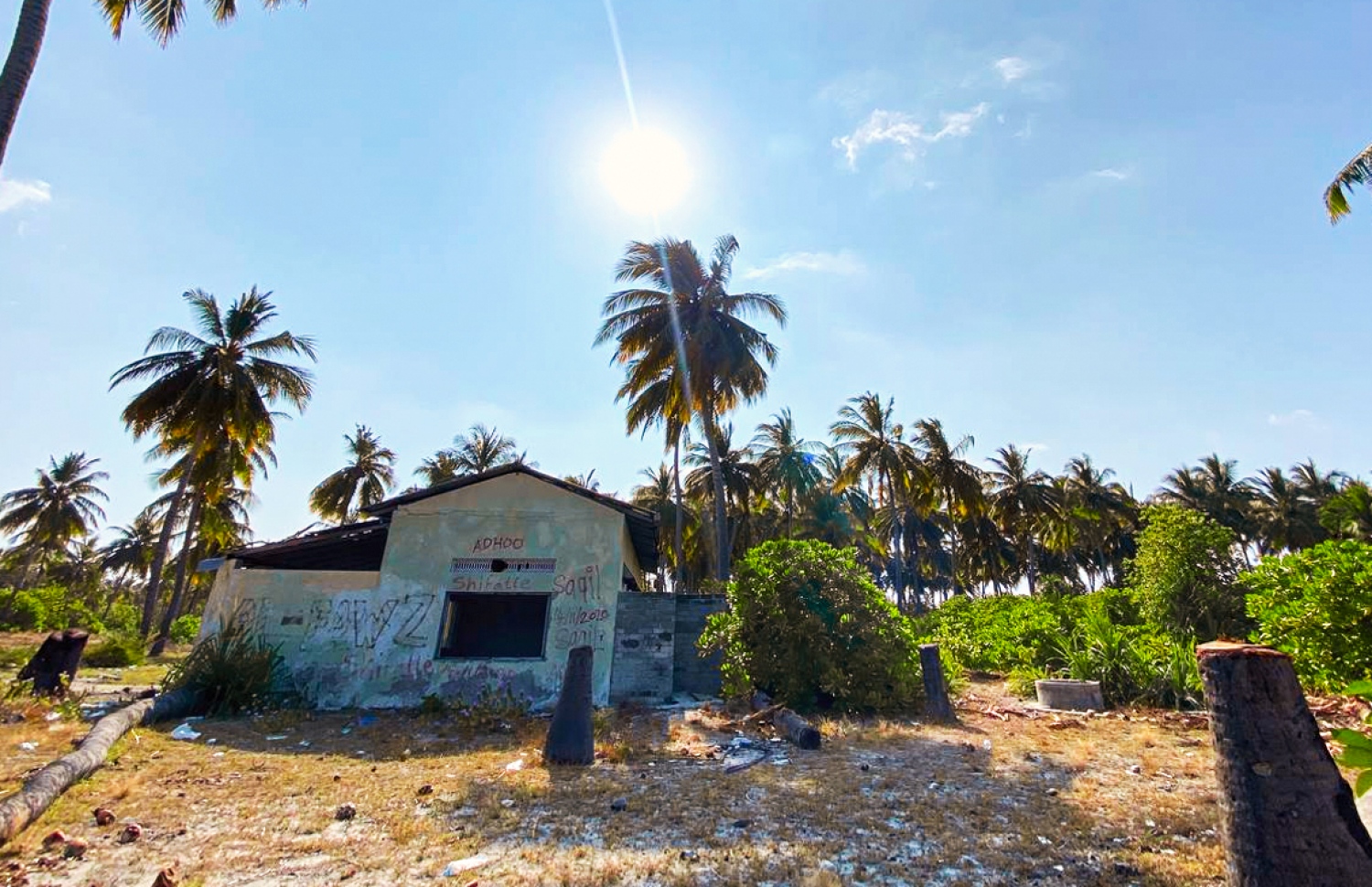 ހިމިތި: މިއީ ރާއްޖޭގެ އެންމެ ރީތި އެއް ރަށް، އެކަމަކު ރަށު ތެރެއިން ފެންނަނީ އެހެން މަންޒަރެއް -- ފޮޓޯ: ޖައިލަމް މަހުމޫދު/ މިހާރު