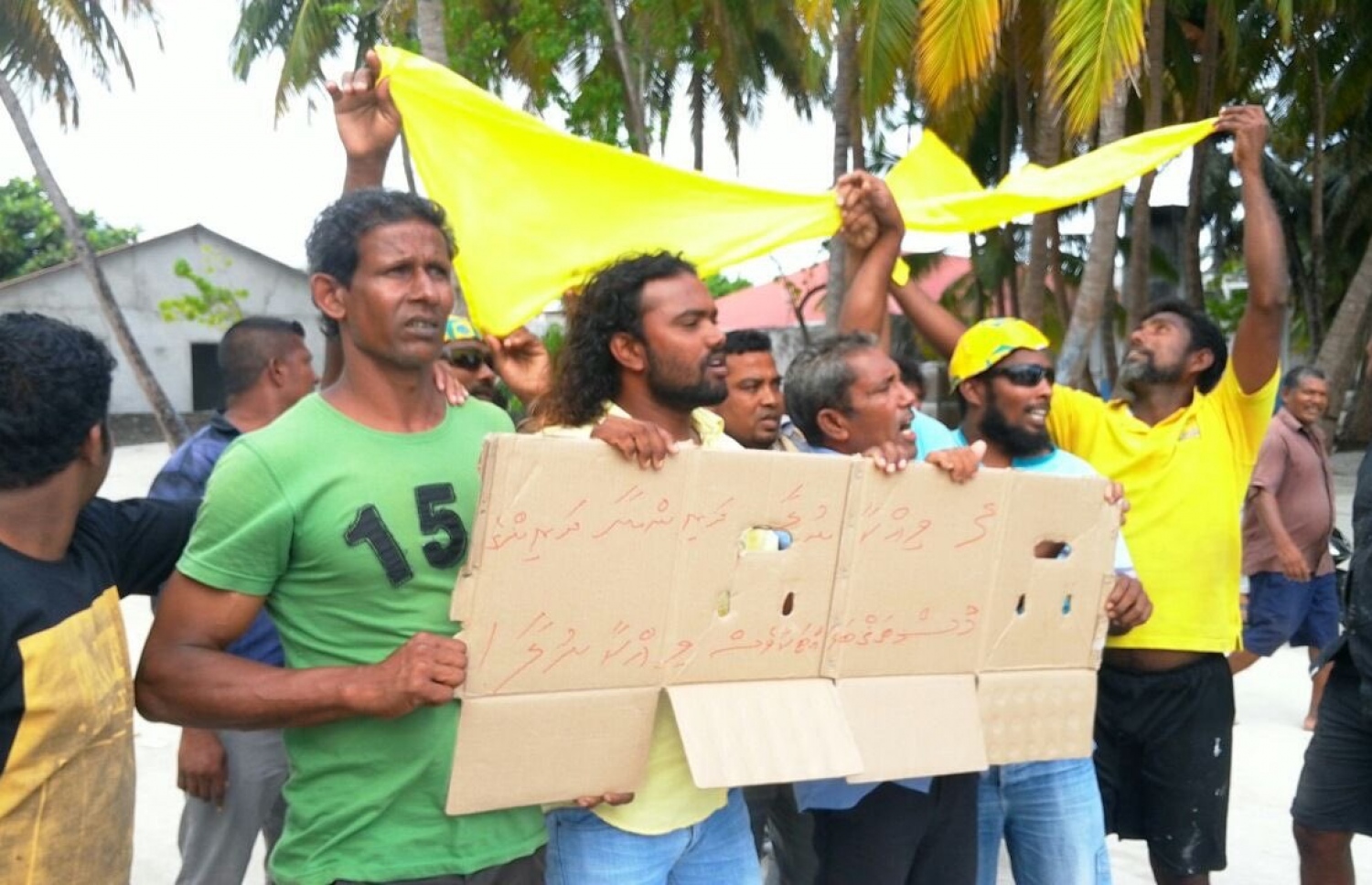 ސޭފް ފާފުގެ މުޒާހަރާއެއްގައި ފ. އަތޮޅުގެ ޒުވާނުންތަކެއް -- ފޮޓޯ: ޓުވިޓާ