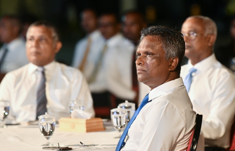 "އިގްތިސާދުގައި 100 މިލިއަން ޑޮލަރު ހިފެހެއްޓުނު"