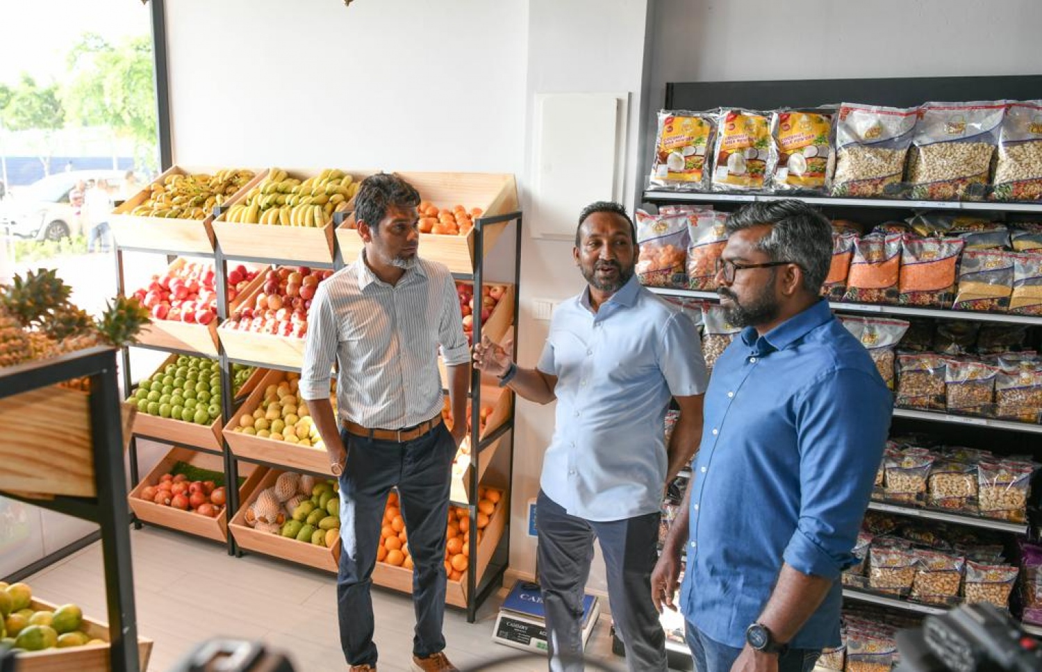 އެސްޓީއޯ ރޯދަ މާޓު މެނޭޖިން ޑިރެކްޓަރު ހުސެއިން އަމްރު ބައްލަވާލައްވަނީ. އެފިހާރައިން ކެއިން ބުއިމަށް ބޭނުން ކުރާ ހުރިހާ ސާމާނެއް ލިބޭނެ-- ފޮޓޯ: ނިޝާން އަލީ/ މިހާރު