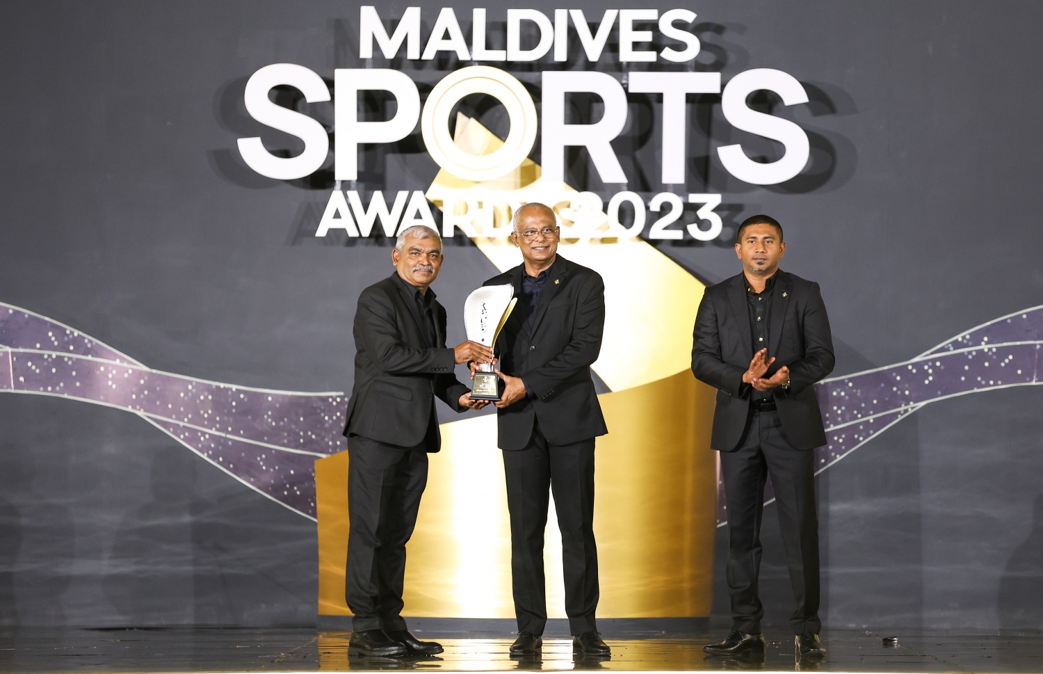 ސްޕެޝަލް ރެކޮގްނީޝަން އެވޯޑް ލިބިލެއްވި އޮލިމްޕިކް ކޮމިޓީގެ ރައީސް މުހައްމަދު އަބްދުއްސައްތާރަށް ރާއްޖޭގެ ރައީސުލްޖުމްހޫރިއްޔާ އިބްރާހިމް މުހައްމަދު ސާލިހް އެވޯޑާ ހަވާލު ކޮށްދެއްވަނީ.-- ފޮޓޯ: ފަޔާޒު މޫސާ | މިހާރު