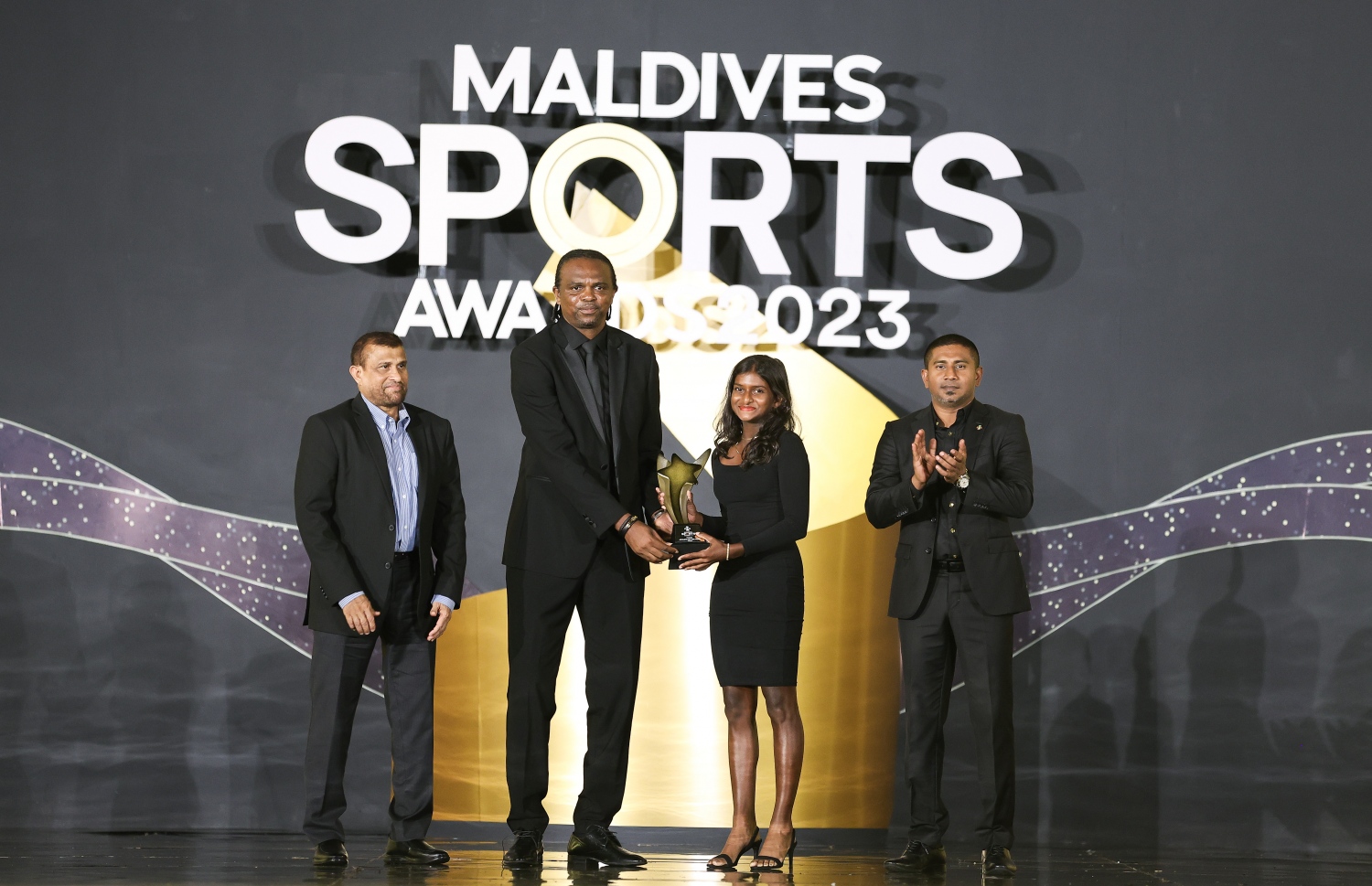 އެންމެ މޮޅު ޓެނިސް ކުޅުންތެރިއަކަށް ހޮވުނު އާރާ އާސާލް އާޒިމްއަށް އާސެނަލްގެ ކުރީގެ ފޯވާޑް ންވަކްވޯ ކާނޫ އެވޯޑު ހަވާލުކޮއްދެނީ -- ފޮޓޯ: ފަޔާޒު މޫސާ | މިހާރު