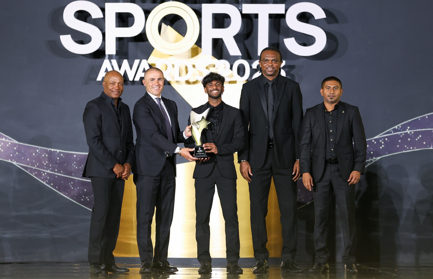 އެންމެ އުންމީދީ ފިރިހެން އެތުލީޓަކަށް ހޮވުނު އާމިން އުމަރު މޫސާ އެވޯޑާ ހަވާލުވަނީ -- ފޮޓޯ: ފަޔާޒު މޫސާ | މިހާރު