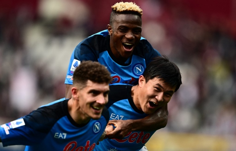 ނަޕޯލީ އަށް ހުއްޓުމެއް ނެތް، އިންޓަ ސޮއްސާލައިފި