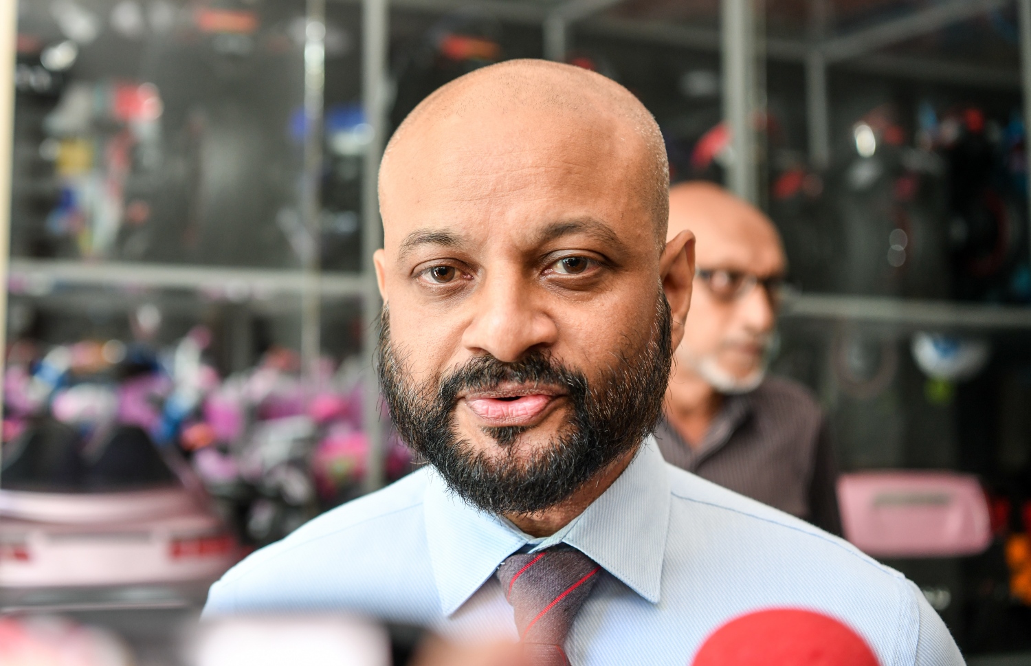 ރިޔާސީ އިންތިހާބުގައި ޖޭޕީއާއެކު ކޯލިޝަން ހެދުމުގެ މަޝްވަރާތަކަށްފަހު ފާރިސް ނޫސްވެރިންނަށް އިންޓަވިއުދެއްވަނީ.-- ފޮޓޯ: ފަޔާޒު މޫސާ/ މިހާރު