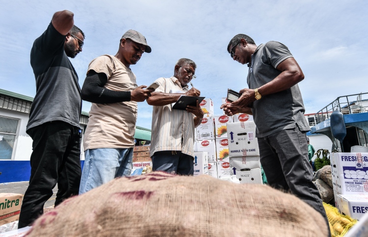 ލުއި ލޯނާއި ކްރެޑިޓް ކާޑުތަކަށް 7.7 ބިލިއަން