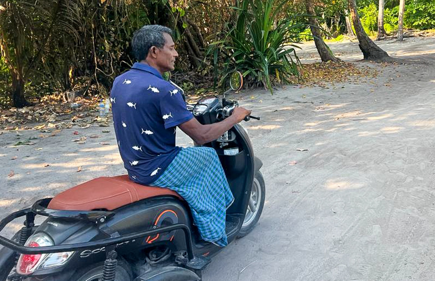 ޔޫސުފް އޭނާގެ ސައިކަލްގައި ދުއްވާފައި ދަނީ: މި ސައިކަލާ އެކު ދިރިއުޅުން ވަރަށް ފަސޭހަވެފައިވާ ކަަމަށް އޭނާ ބުނޭ.