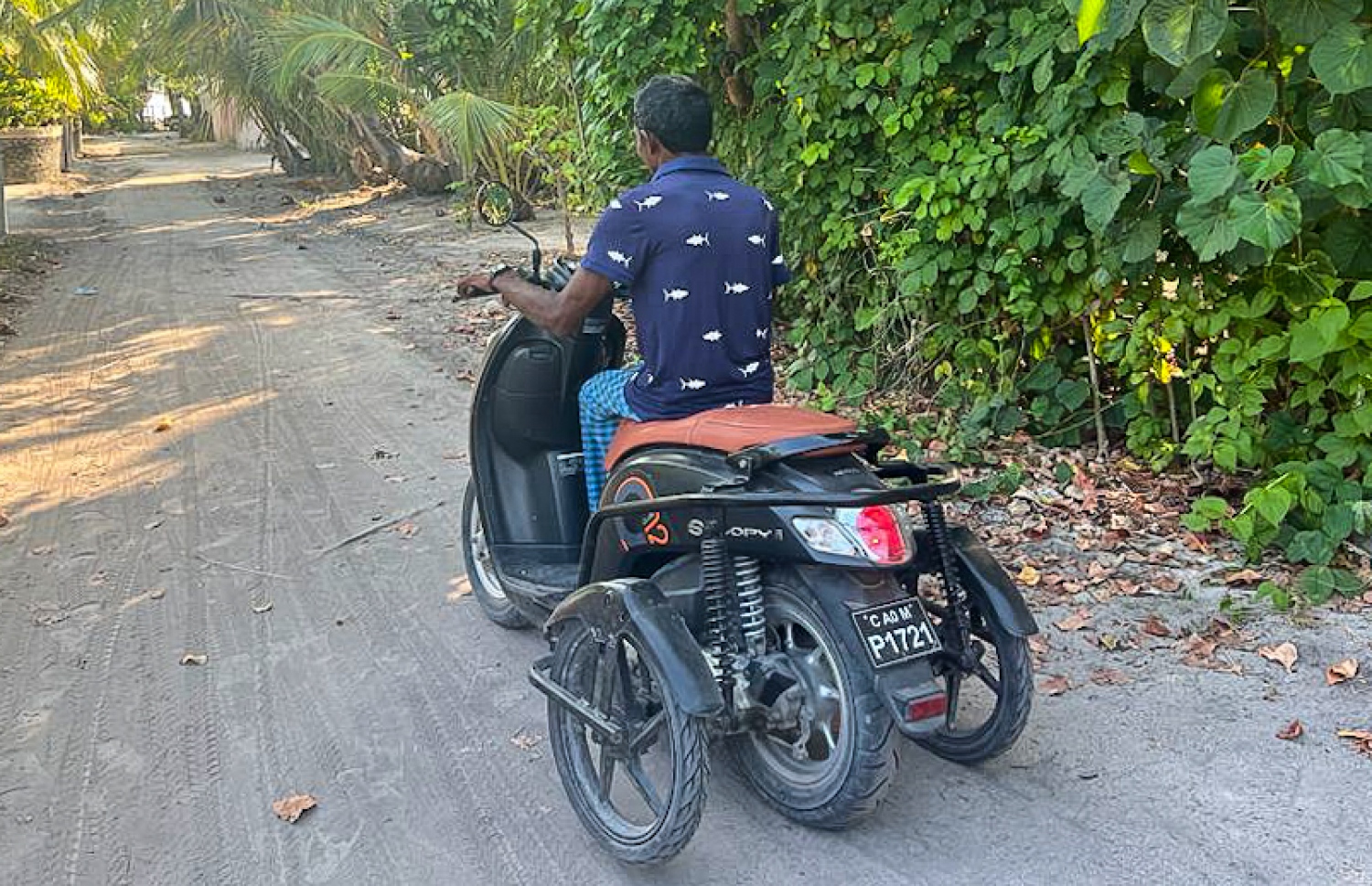 ޔޫސުފް ސައިކަލްގައި ރަށު ތެރޭގައި: އޭނާ އަކީ މަސައްކަތުގައި ފަރުވާތެރި މުރާލި މީހެއް.