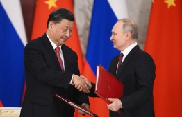 Russian President Vladimir Putin and China's President Xi Jinping shake hands during a signing ceremony following their talks at the Kremlin in Moscow on March 21, 2023. -- Photo: Vladimir Astapkovich / SPUTNIK / AFP