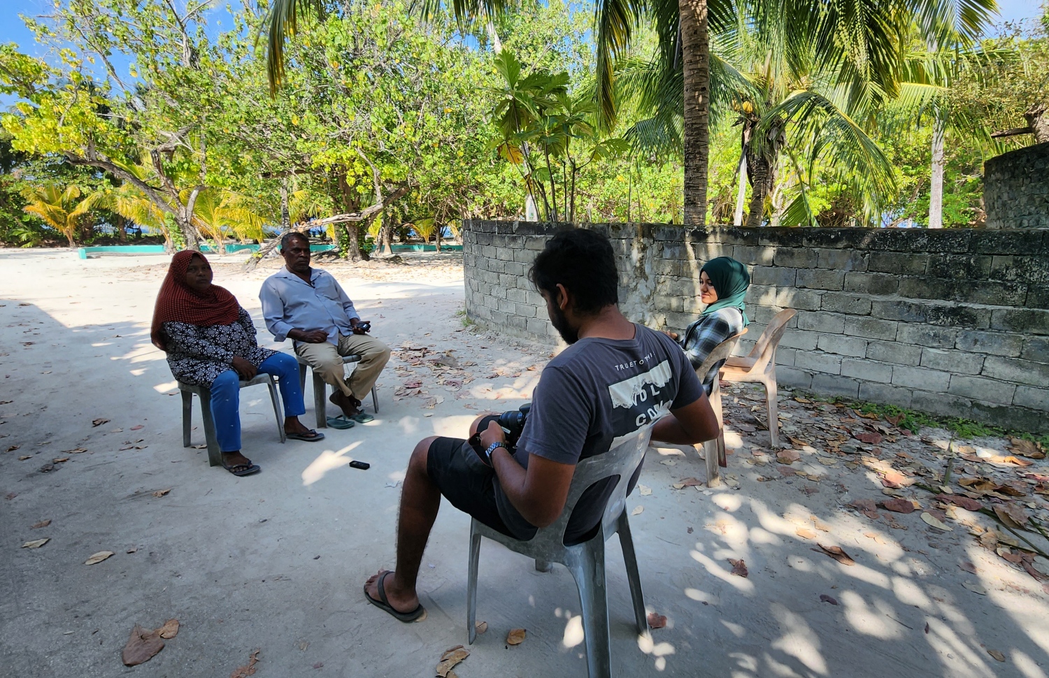 އަޒީމާ އާއި އަހުމަދު "މިހާރު" އަށް އިންޓަވިއު ދެނީ -- ފޮޓޯ: އިސްމާއިލް ނަސީރު/ މިހާރު