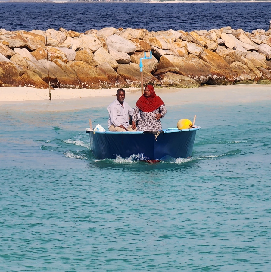 ދެމަފިރިން މަހަށް ގޮސްފައި އެނބުރި ނިލަންދޫ ފަޅަށް ވަންނަނީ -- ފޮޓޯ: އިސްމާއިލް ނަސީރު/ މިހާރު