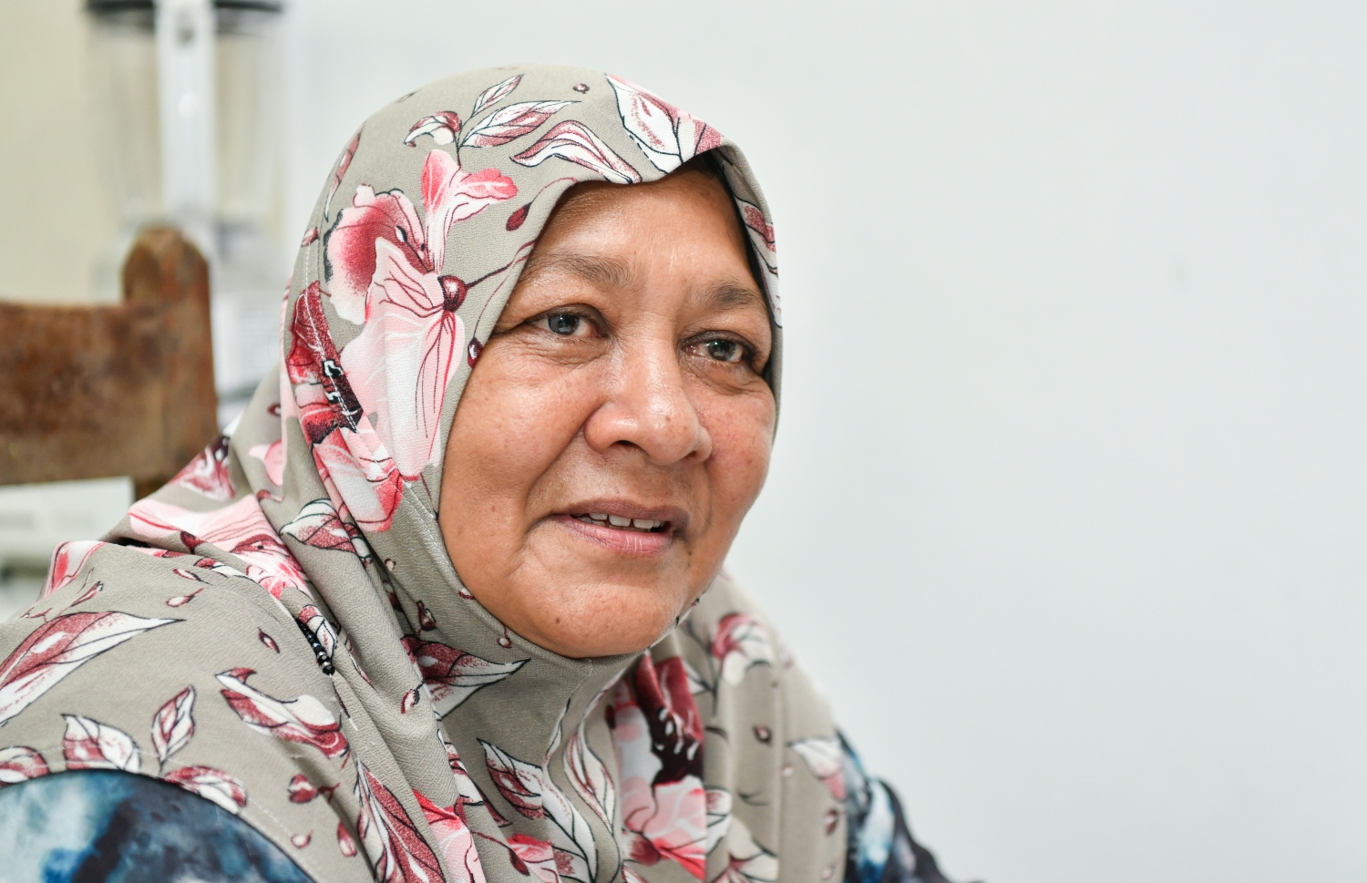 ގަމީރާ "މިހާރު"ގެ މެދުސަފުހާ އަށް އަށް އިންޓަވިއުދެނީ: އޭނާ ދިނީ އިންޒާރެއް. --ފޮޓޯ: ފަޔާޒް މޫސާ/ މިހާރު