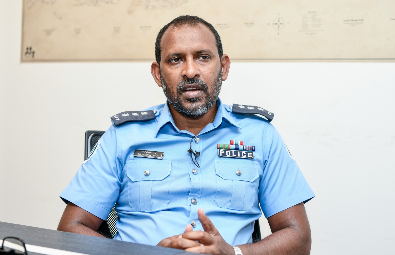 ޑރ. އުމަރު "މިހާރު"ގެ މެދުސަފުހާ އަށް އިންޓަވިއު ދެއްވަނީ -- ފޮޓޯ: ފަޔާޒް މޫސާ/ މިހާރު