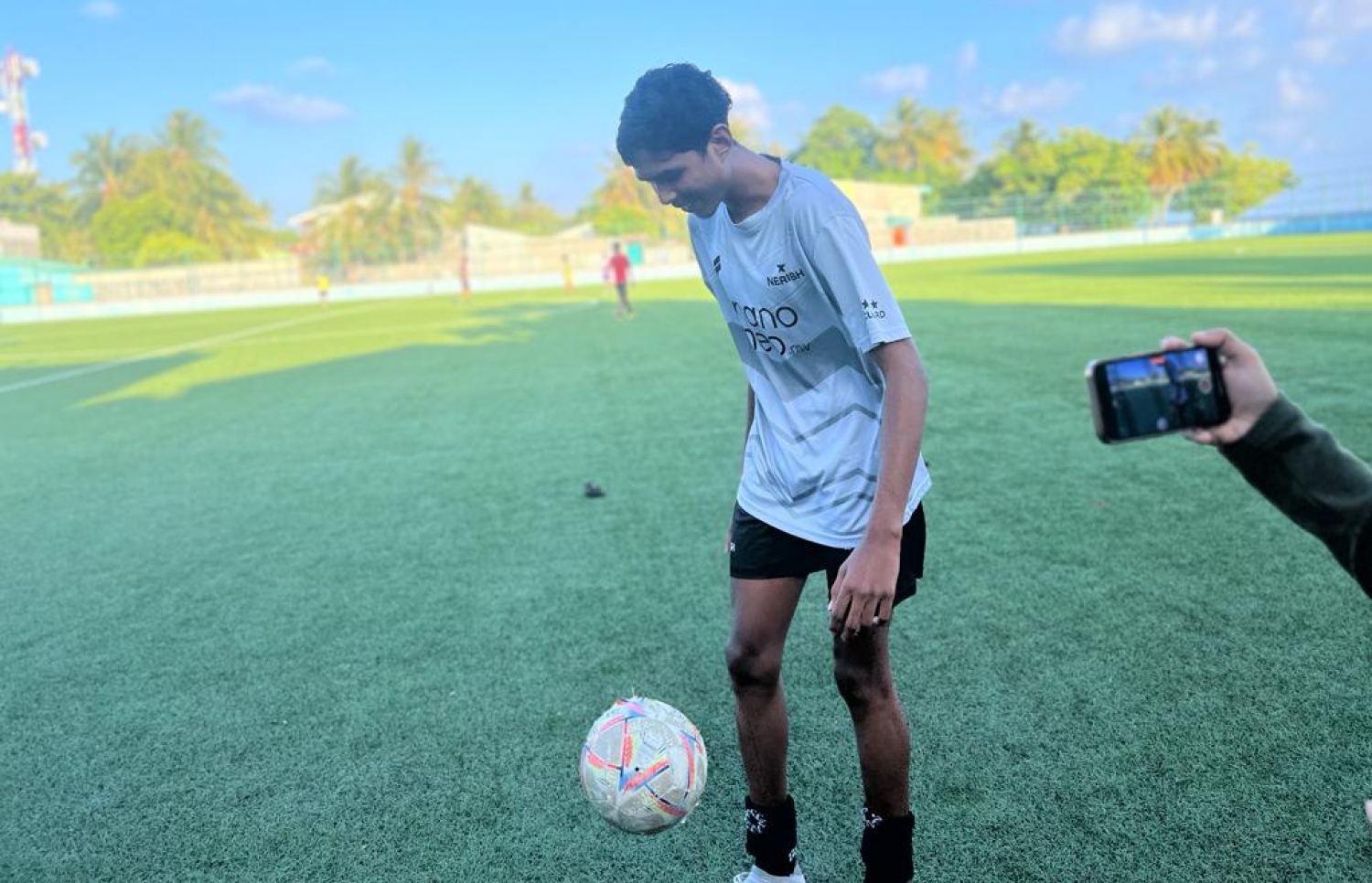 އަޒުހަދު މި ރަށު ދަނޑުގައި ޕްރެކްޓިސްކުރަނީ.