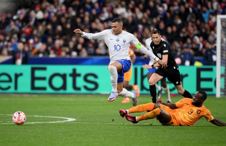 އެމްބާޕޭގެ ކެޕްޓަންކަން ފެށީ ބޮޑު މޮޅަކުން