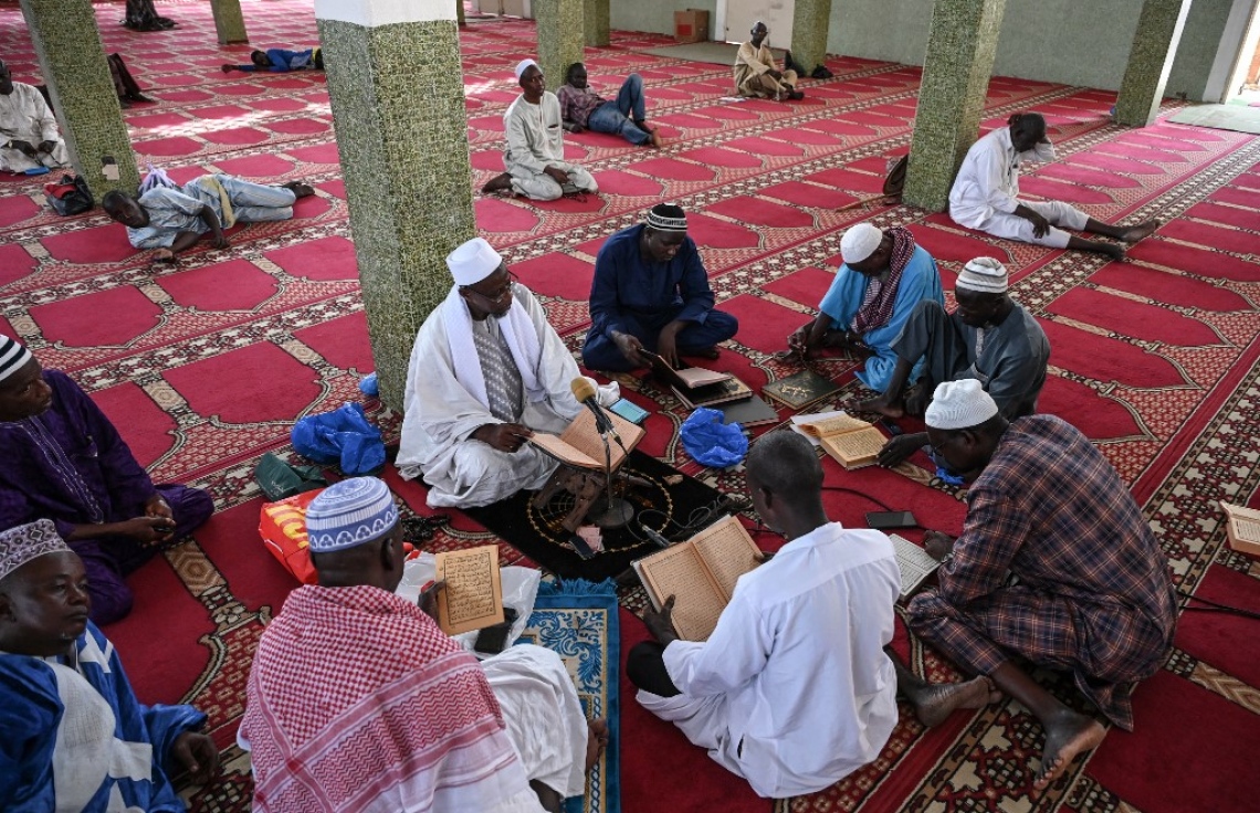 މިސްިތެއްގައި ބަޔަކު ގުރުއާން ކިޔަވަނީ.-- ފޮޓޯ: އޭއެފްޕީ