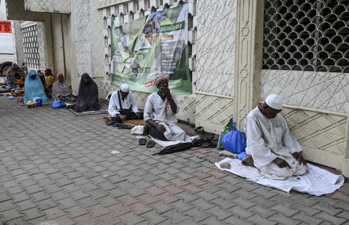 އާބިޖާންގެ މިސްކިތެއްގެ ބޭރުގައި ބަޔަކު ނަމާދު ކުރަނީ.-- ފޮޓޯ: އޭއެފްޕީ