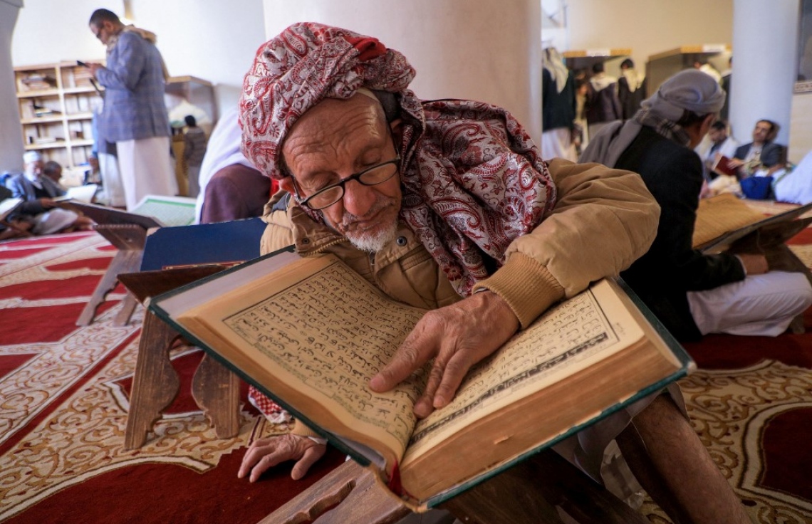 މިސްިތެއްގައި ބަޔަކު ގުރުއާން ކިޔަވަނީ.-- ފޮޓޯ: އޭއެފްޕީ