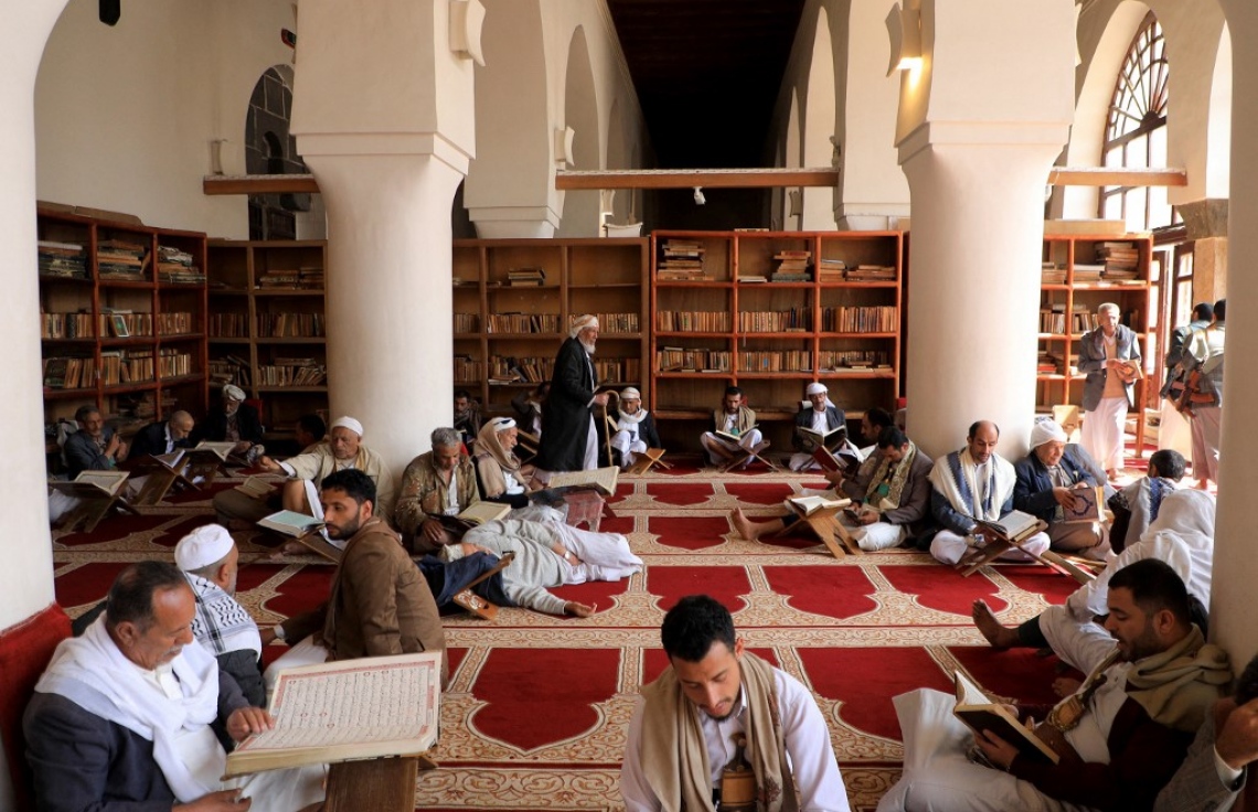 މިސްިތެއްގައި ބަޔަކު ގުރުއާން ކިޔަވަނީ.-- ފޮޓޯ: އޭއެފްޕީ