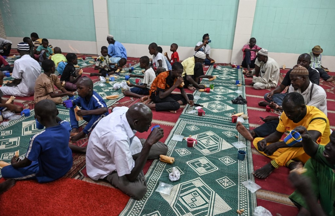 އާބިޖާންގެ މިސްކިތެއްގައި ބަޔަކު ރޯދަ ވީއްލަނީ.-- ފޮޓޯ: އޭއެފްޕީ