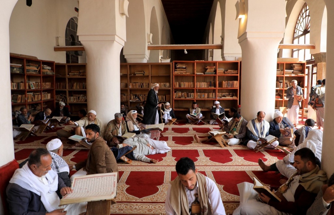 މިސްކިތެއްގައި ބަޔަކު ގުރުއާން ކިޔަވަނީ.-- ފޮޓޯ: އޭއެފްޕީ