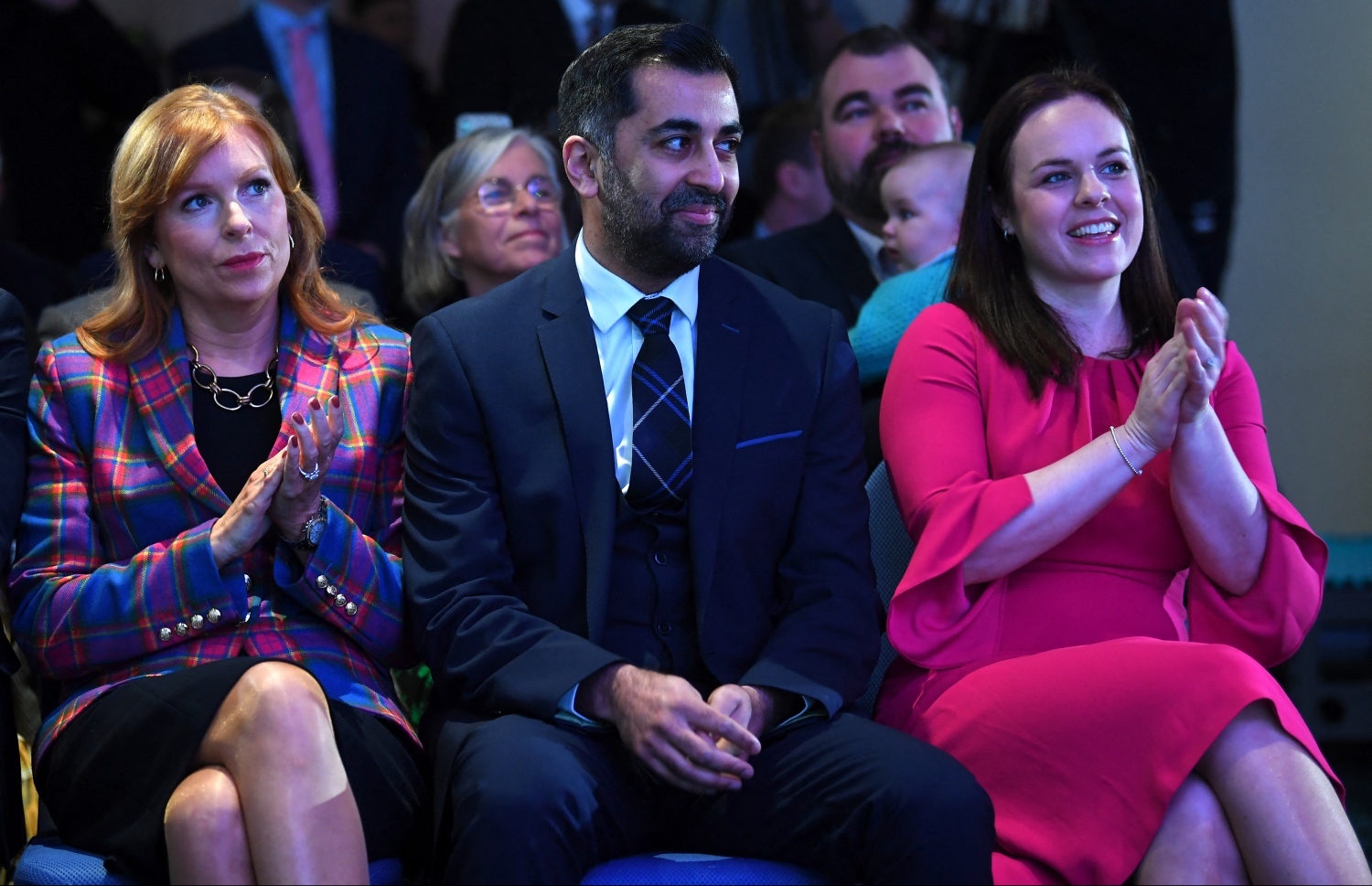 މާޗް 27، 2023؛ ސްކޮޓްލޭންޑްގެ ވެރިކަން ކުރާ ސްކޮޓިޝް ނޭޝަނަލް ޕާޓީގެ ލީޑަރުގެ މަގާމަށް އިއްތިހާބުވި ހަމްޒާ ޔޫސުފް (މ) އޭނާއާ ވާދަކުރެއްވި ދެ ބޭފުޅުން ކަމަށްވާ ކޭޓް ފޯބްސް، (ކ) އާއި އޭޝް ރޭގަންގެ އަރިހުގައި. -- އޭއެފްޕީ