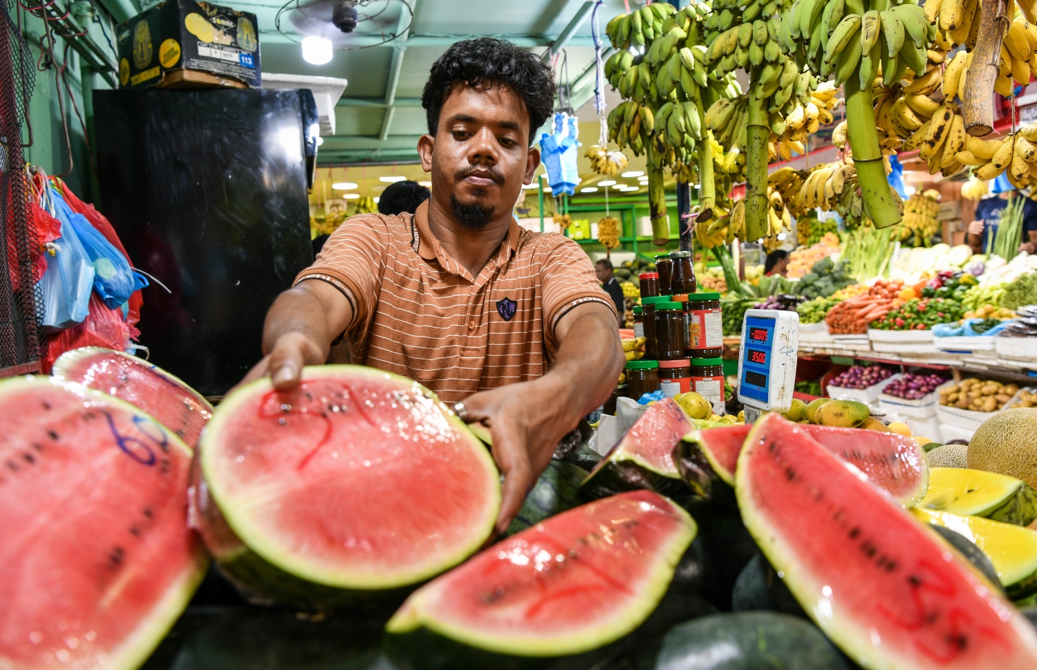 ލޯކަލް މާރުކޭޓުގެ ގޮޅިއެއްގައި ކަރާ ވިއްކަނީ-- ފޮޓޯ: ނިޝާން އަލީ/ މިހާރު