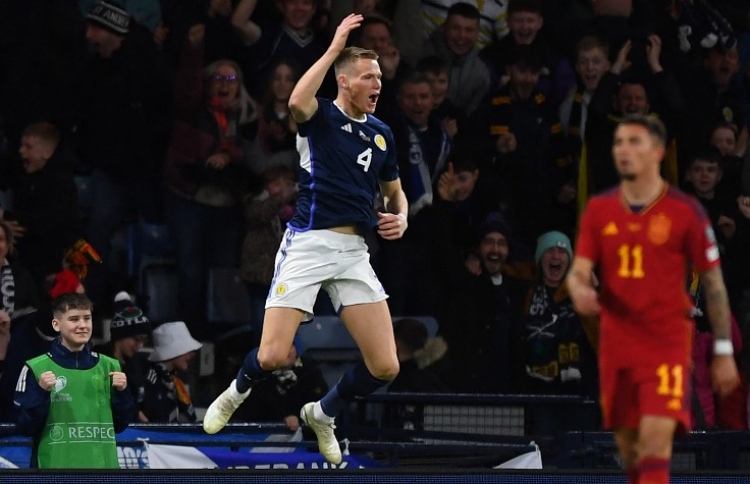 މެކްޓޮމިނޭގެ ލަނޑުތަކުން ސްޕެއިނަށް ހިތްދަތިކަން