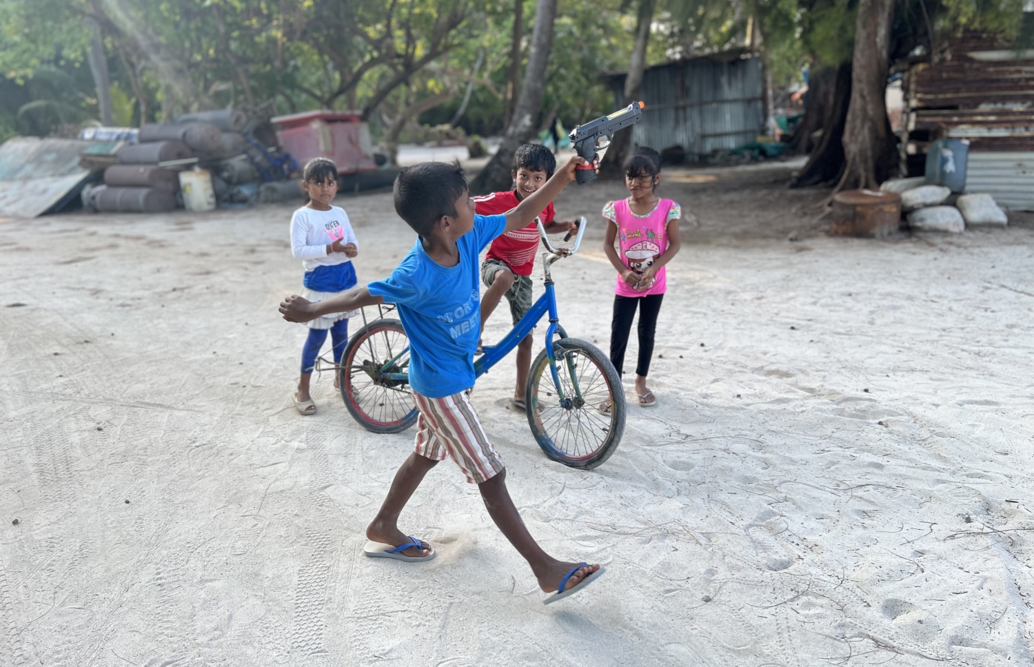 އދ. މަންދޫގައި ކުދިންތަކެއް ކުޅެނީ: މި ރަށު ސްކޫލުގައި ކިޔަވާ ކުދިންގެ އަދަދު މަދު. -- ފޮޓޯ | މިހާރު