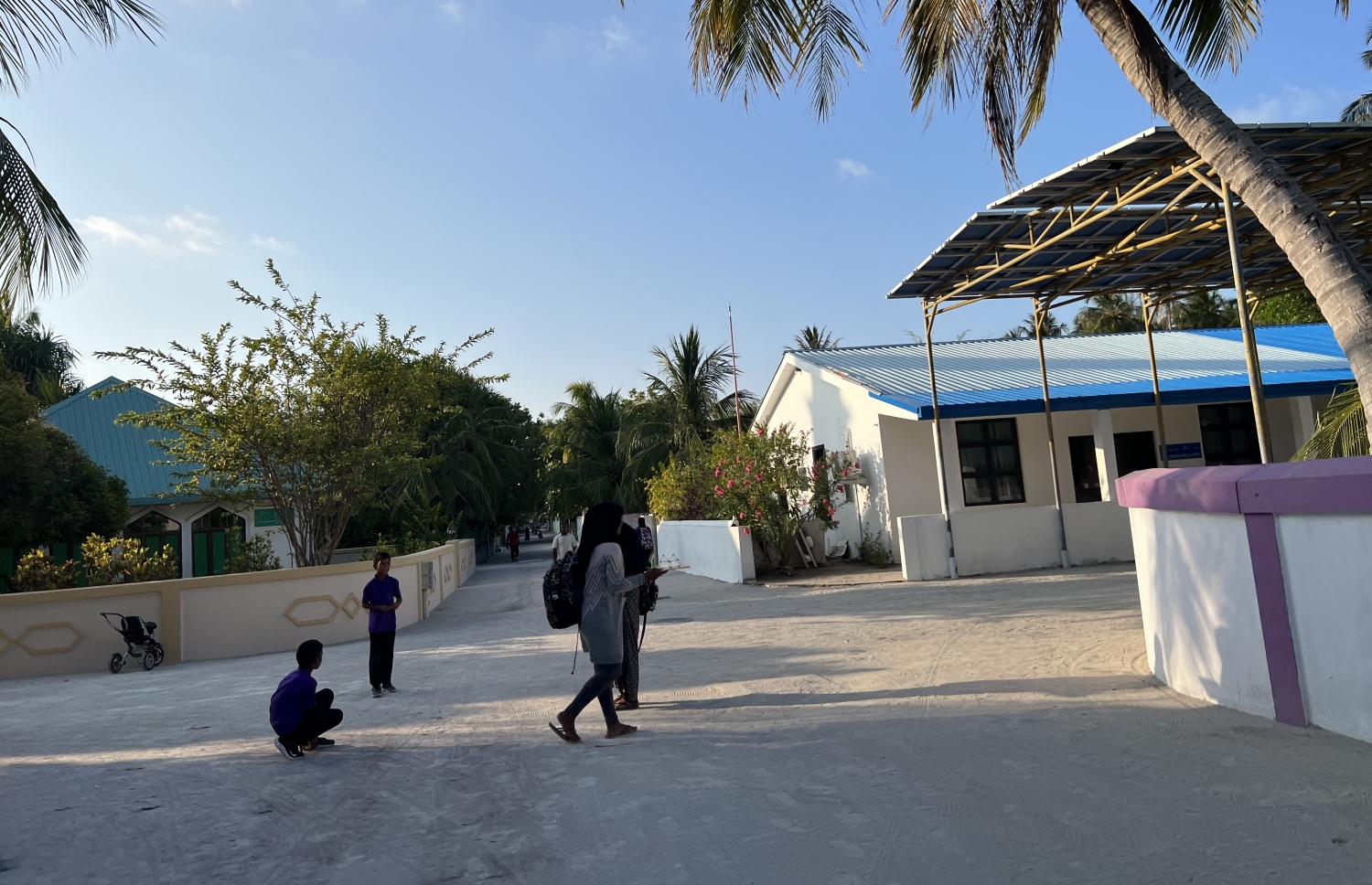 އދ. މަންދޫ މަގުމަތީގައި ބަޔަކު މަޑުކޮށްލައިގެން. -- ފޮޓޯ | މިހާރު