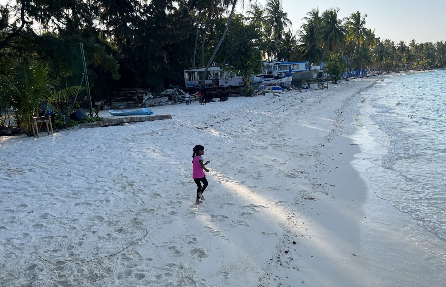 އދ. މަންދޫ ފާލަން ކައިރީގައި ކުޑަކުއްޖަކު މަޑުކޮށްލައިގެން. -- ފޮޓޯ | މިހާރު