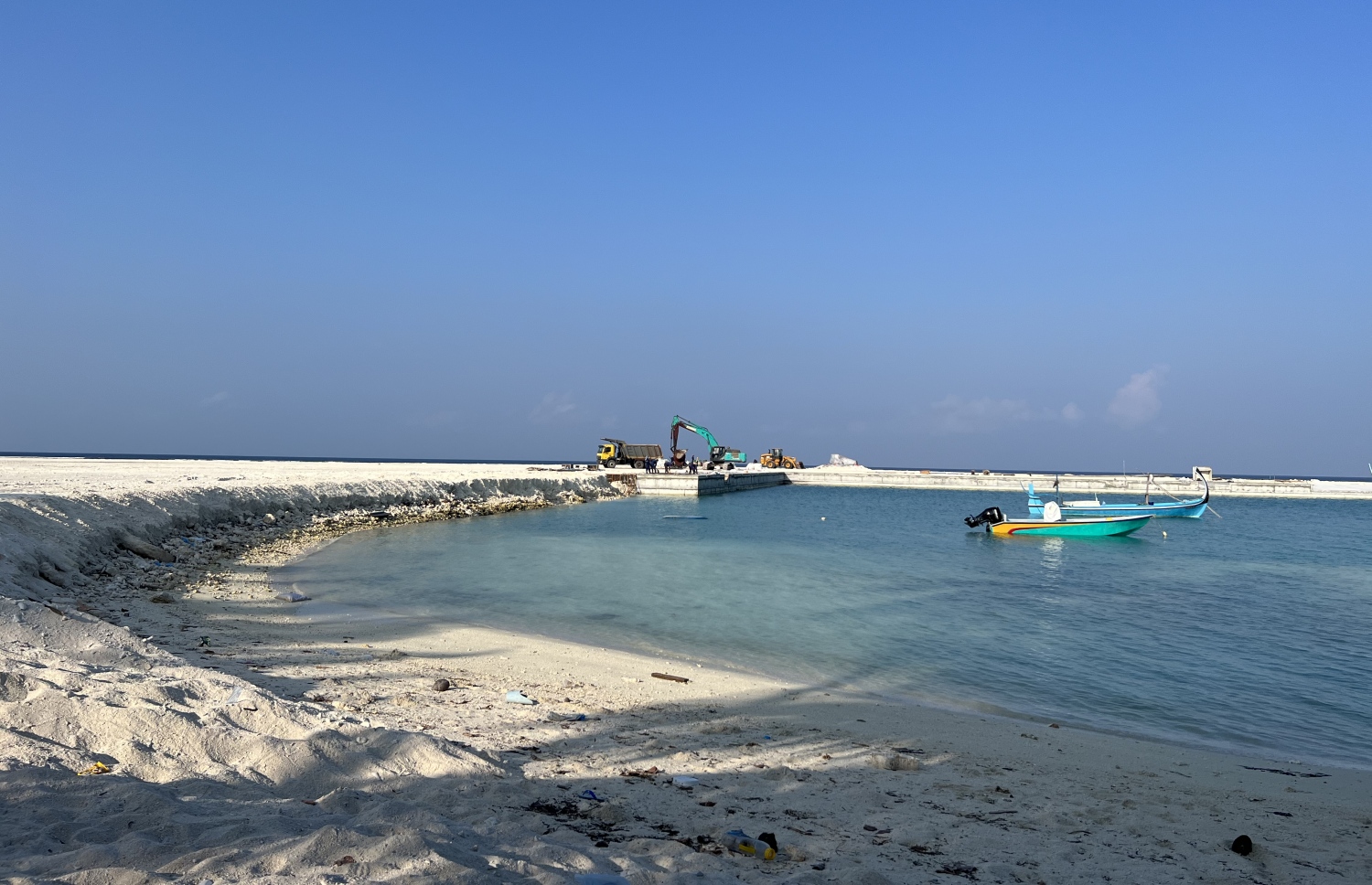 އދ. މަންދޫގެ ބަނދަރު: ބޮޑު ސަރަހައްދެއް ހިއްކައިގެން ހަދާ މި ބަނދަރުގެ ގިނަ މަސައްކަތްތަކެއް ވަނީ ނިމިފައި. -- ފޮޓޯ | މިހާރު