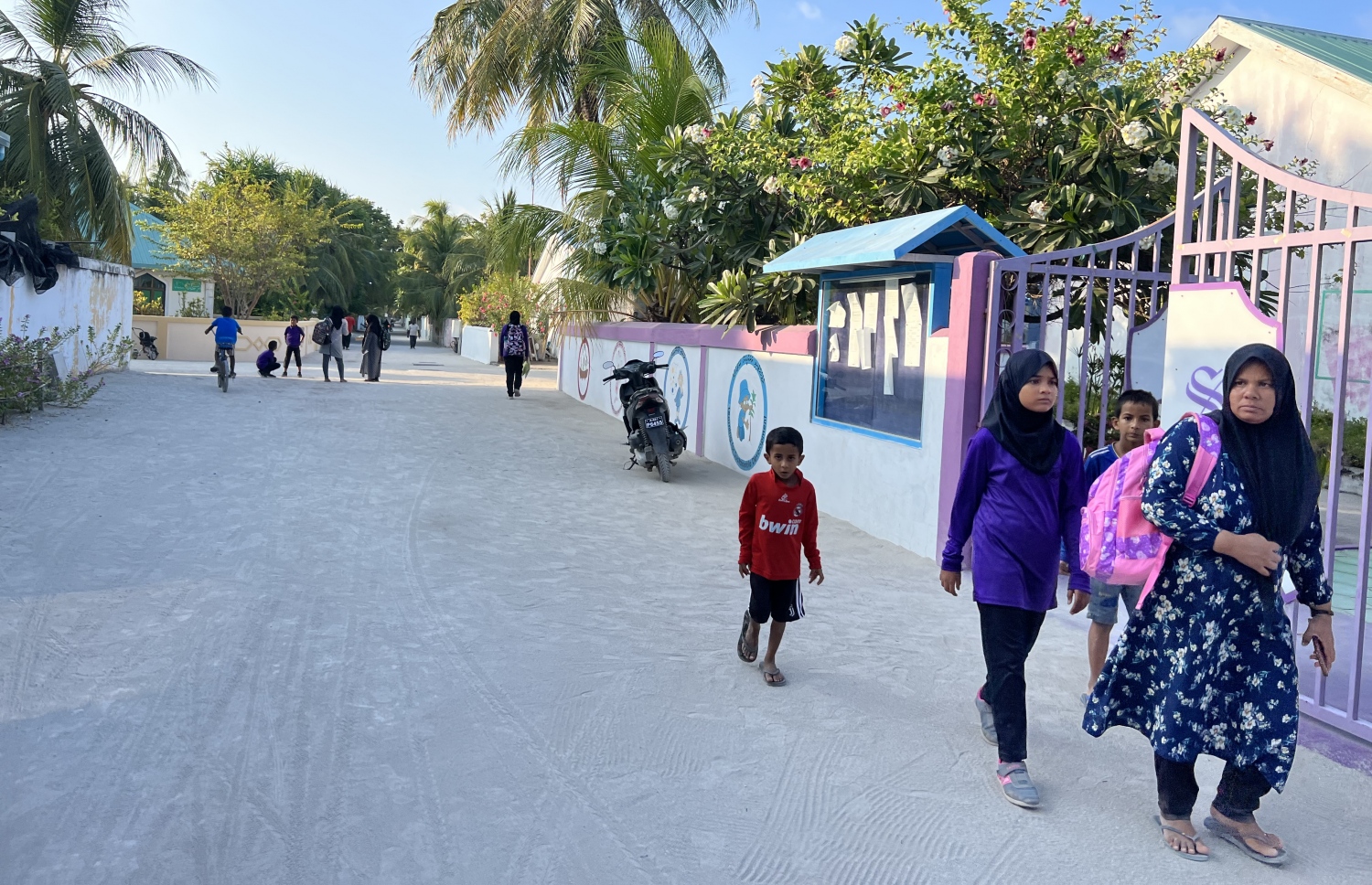 އދ. މަންދޫ ސްކޫލަށް ދަރިވަރުންތަކެއް ވަންނަނީ: އާބާދީ މަދު މި ރަށުގެ ސްކޫލުގައި ކިޔަވާ ކުދިންގެ އަދަދު ވެސް މަދު.