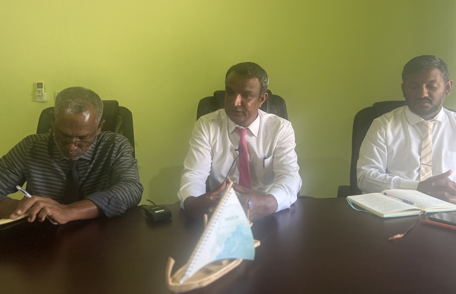 ކައުންސިލް މެމްބަރުން "މިހާރު"އާ ވާހަކަ ދައްކަވަނީ: ލޯކަލް ޓޫރިޒަމް ކުރިއަރުވަން މި ރަށުން އަދިވެސް ބިން ދޫކުރަން ކައުންސިލްގެ ވިސްނުން އެބަހުރި. -- ފޮޓޯ | މިހާރު