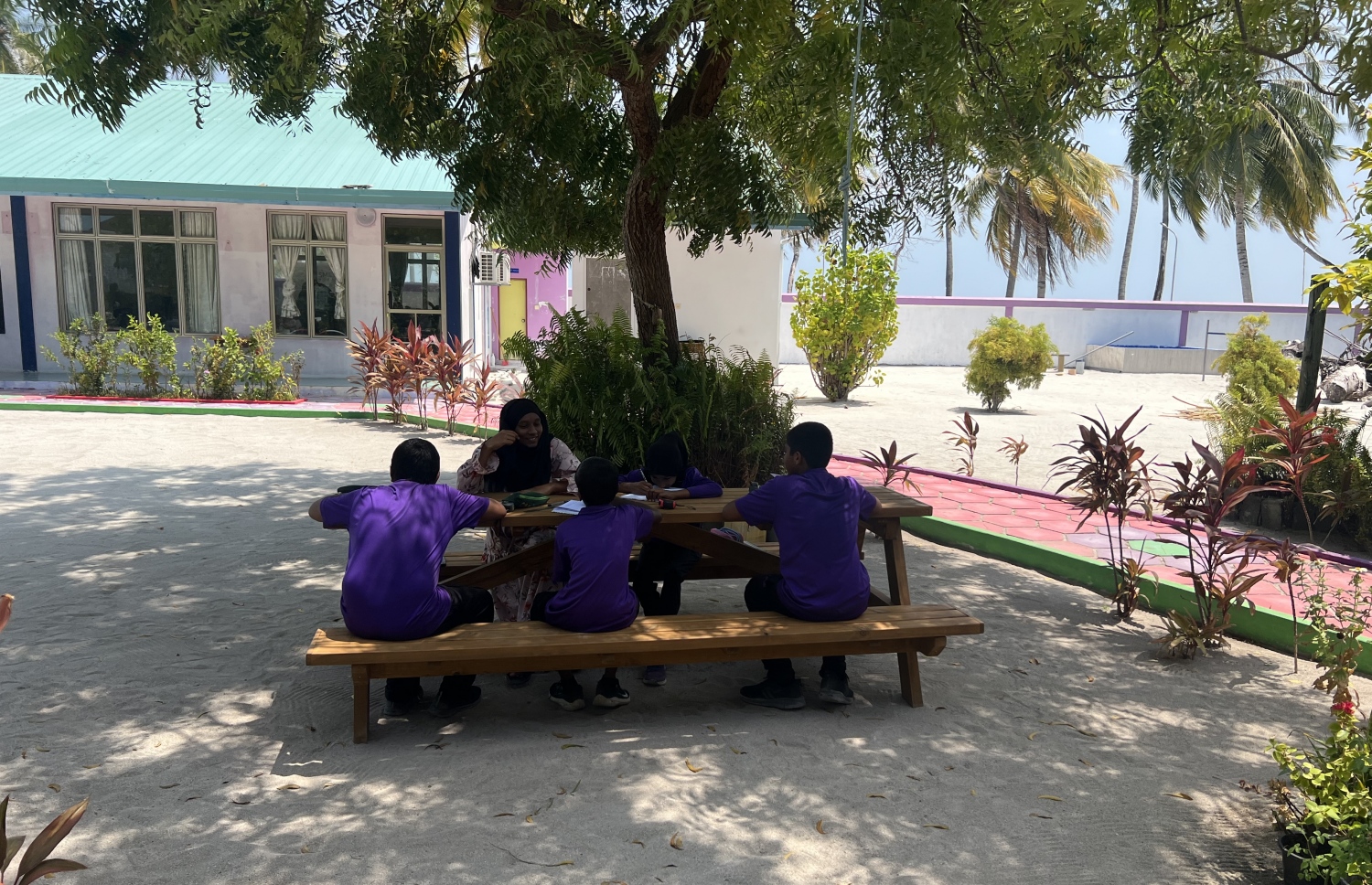 އދ. މަންދޫ ސްކޫލްގެ ގޯތިތެރޭގައި ދަރިވަރުންތަކެއް މަޑުކޮށްލައިގެން.