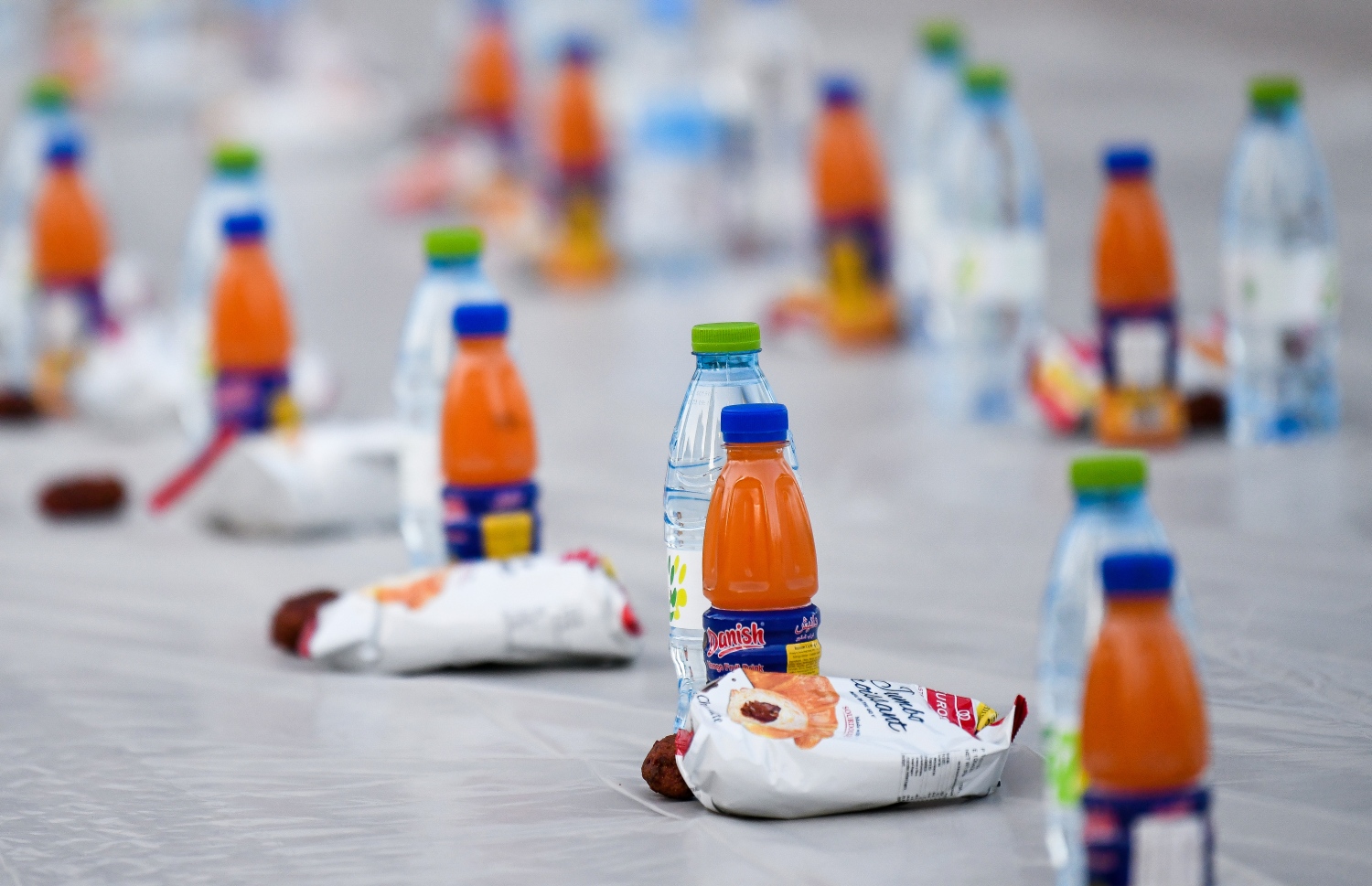 ރޯދަ ވީއްލުމަށް ބޭނުންނާވެ ޖޫސްފުޅިއާ ބައެއް ކާއެއްޗެހި މިސްކިތު ގޯތިތެރޭގައި އަތުރާލާފަ -- ފޮޓޯ: ފަޔާޒު މޫސާ | މިހާރު