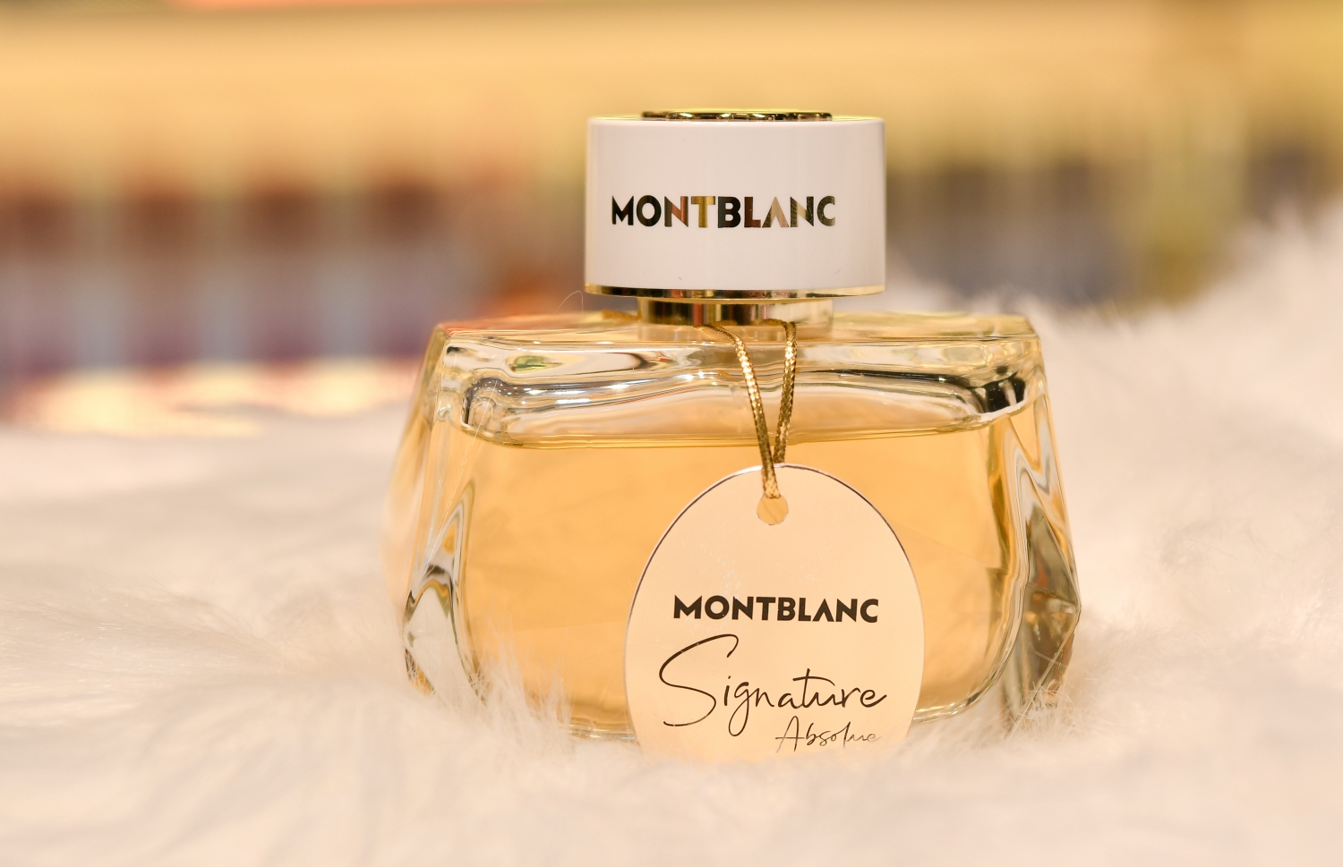 މަޝްހޫރު އެކި ބްރޭންޑުތަކުގެ ސެންޓު ލެކިއުޓްގައި ހުރޭ. -- ފޮޓޯ: ނިޝާން އަލީ | މިހާރު