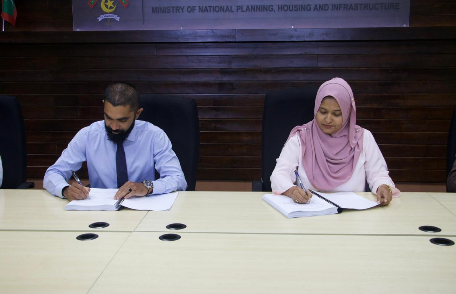 ހއ. އިހަވަންދޫގެ މަގުތައް ހެދުމަށް އާރުޑީސީއާއެކު އެއްބަސްވުމުގައި ސޮއިކުރުމަށް ބޭއްވި ރަސްމިއްޔާތު.-- ފޮޓޯ: ޕްލޭނިން މިނިސްޓްރީ