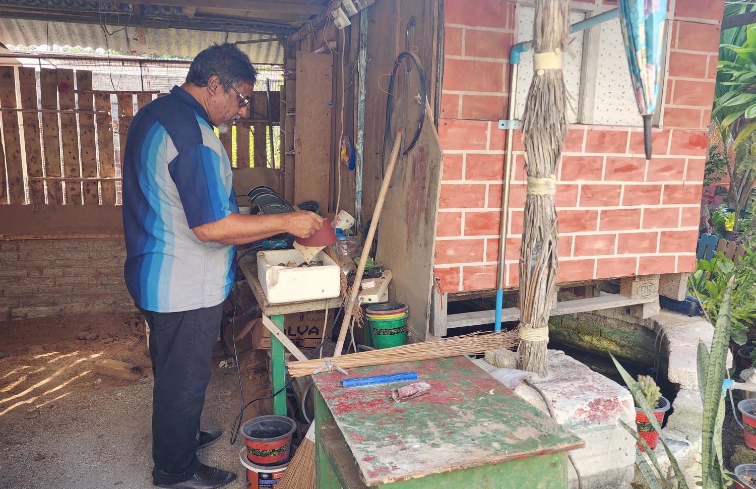 ޝިޔާމް އޭނާގެ ގޭގައި ހަދާފައިވާ ވޯކްޝޮޕްގައި -- ފޮޓޯ: މިހާރު