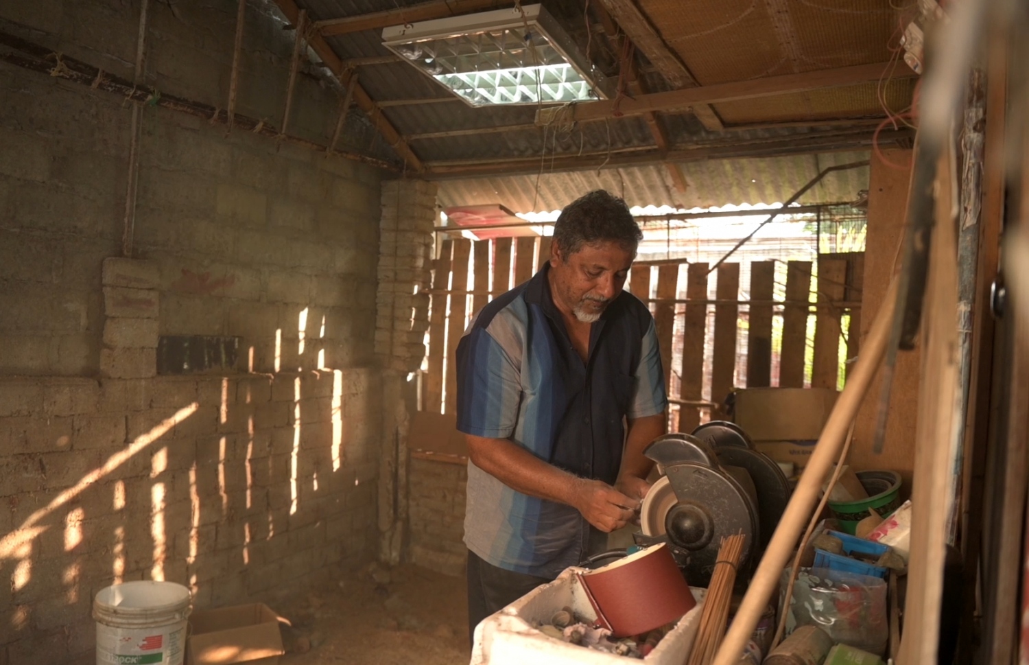 ޝިޔާމް އޭނާގެ ވޯކްޝޮޕްގައި މަސައްކަތް ކުރަނީ -- ފޮޓޯ: ވިޝާހު ޒަރީރު/ މިހާރު