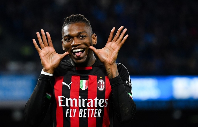 ނަޕޯލީ އަތުން މިލާނަށް ބޮޑު މޮޅެއް