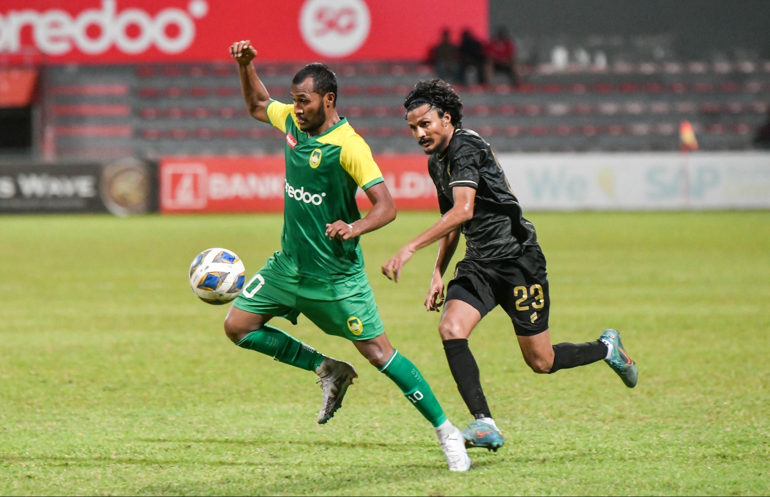 މާޒިޔާގެ ހަޕްމު (ވ) ބޯޅަ ހިފައިގެން ކުރިއަށް ދާއިރު އޭނާ އަށް ހުރަސް އަޅަން އީގަލްސްގެ އިބްރާހިމް މައިސާން (މައި) މަސައްކަތްކުރަނީ. --ފޮޓޯ: މާޒިޔާ