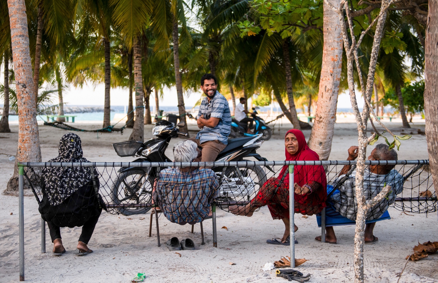 ދަރަނބޫދޫ އަތިރިމަތީގައި ބަޔަކު މަޑުކޮށްލައިގެން -- ފޮޓޯ: ވިޝާހު ޒަރީރު/ މިހާރު