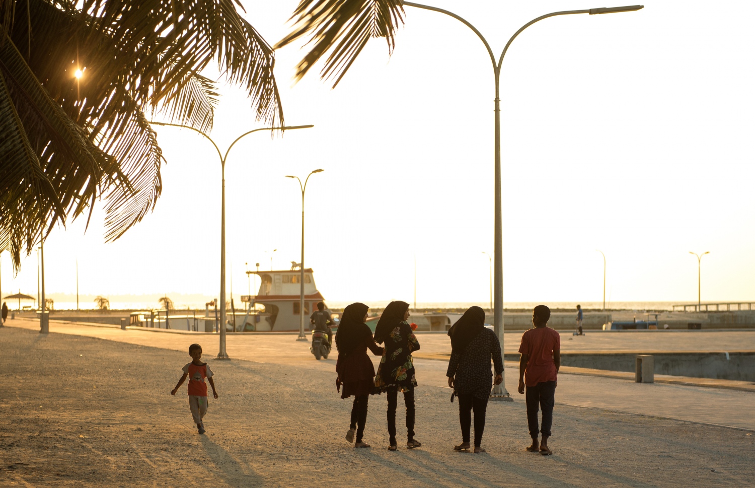 ދަރަނބޫދޫ އަތިރިމަތީގައި އެ ރަށު ބަޔަކު މަޑުކޮށްލައިގެން -- ފޮޓޯ: ވިޝާހު ޒަރީރު/ މިހާރު