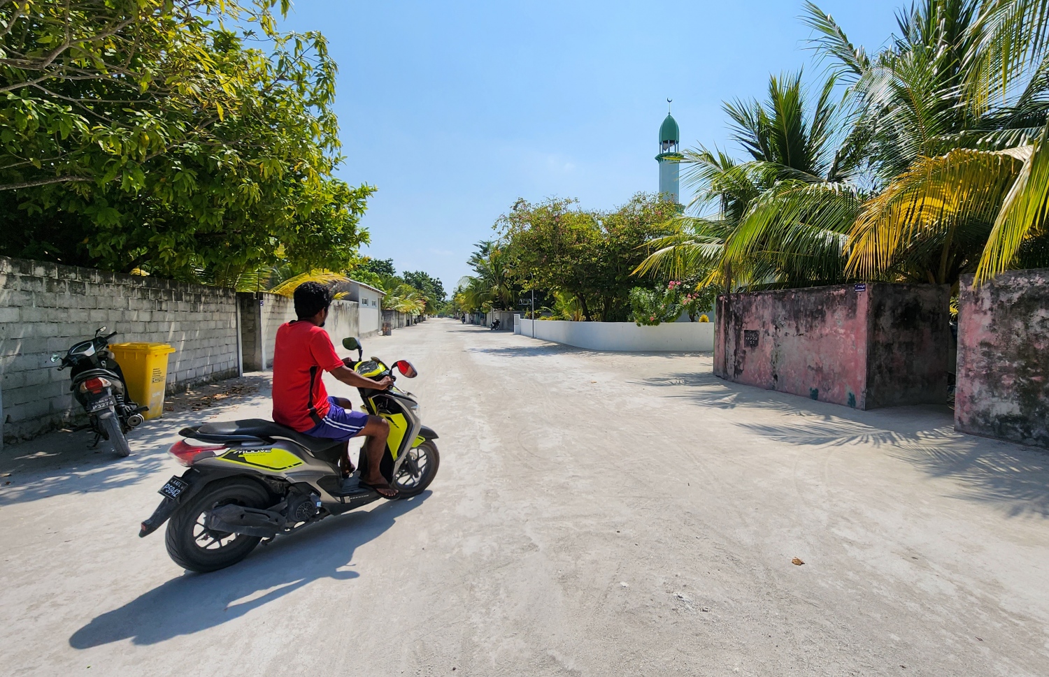 ދަރަނބޫދޫގެ މަގަކުން ޒުވާނަކު ދުއްވާފައި ދަނީ: މީހުން މަދު ރަށެއް -- ފޮޓޯ: މިހާރު